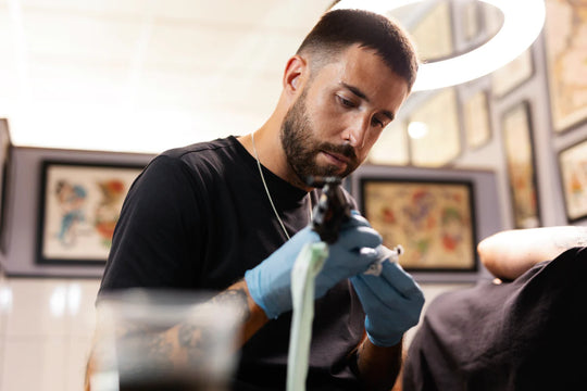 Éclairage idéal pour un studio de tatouage : comment choisir les lampes qui amélioreront votre travail ?